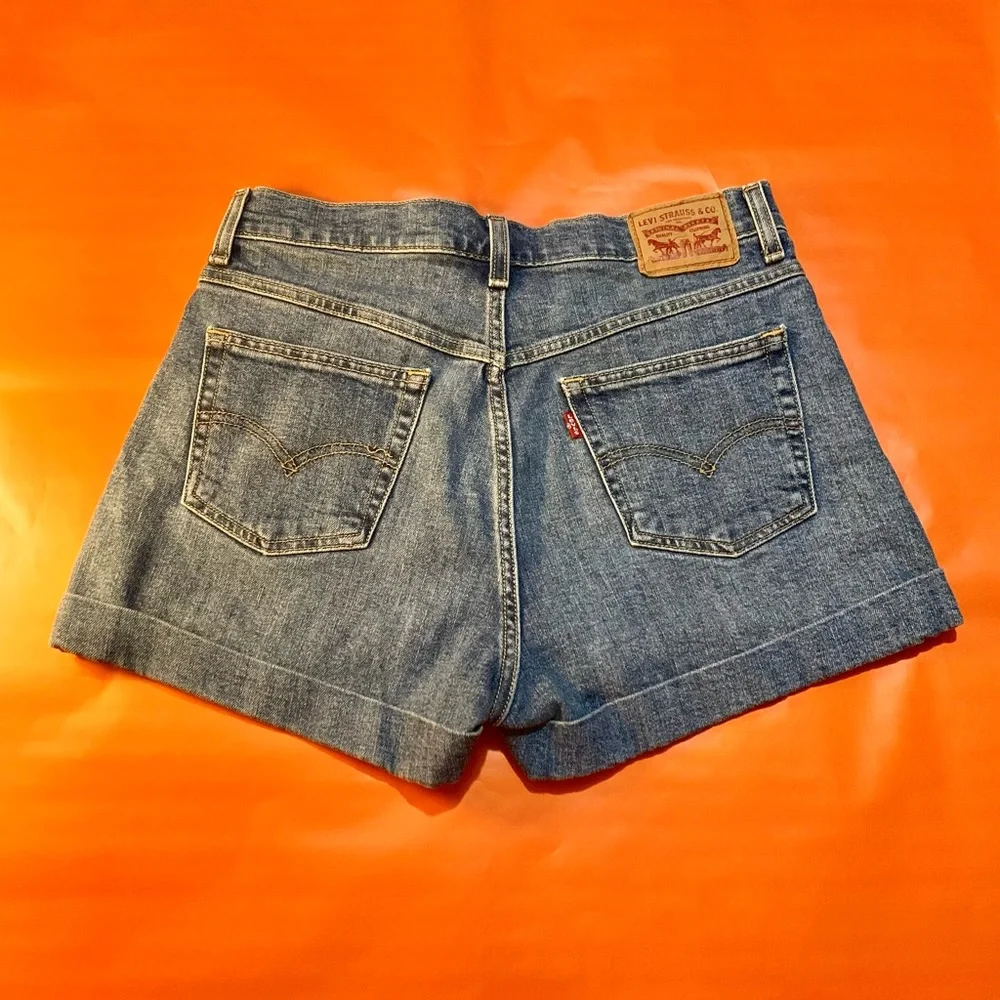 Levi's Medium Wash Roll Cuff Midi Shorts Women's Size 28 - Picture 3 of 7